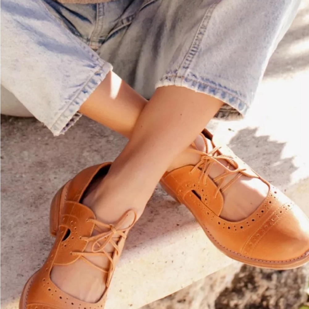New, no tag. Leather Oxfords. No defects. Size8.5. purchased for $185.00.